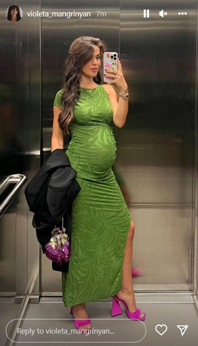 Violeta Mangriñán con vestido verde y sandalia rosa fucsia