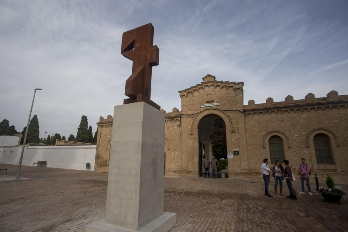 Paterna erige una escultura al enterrador que ayudó a identificar a cientos de fusilados por el franquismo, Leoncio Badía