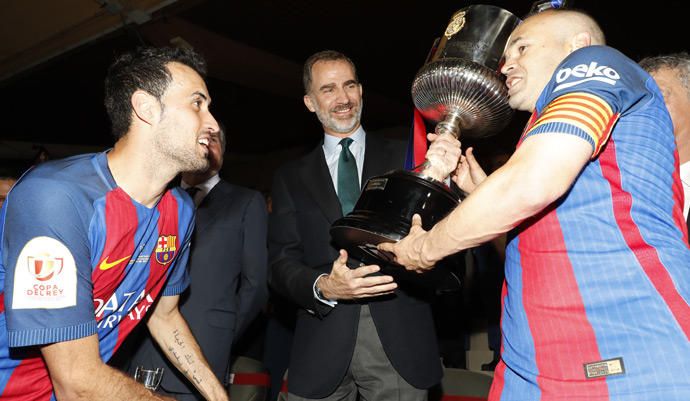 El Rey entrega el título de Copa al Barcelona en la final.