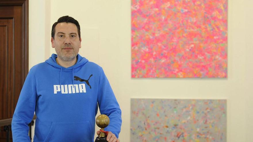 Sarandeses, ayer, junto algunas de sus obras en el Casino de Lalín. |  Bernabé/Javier Lalín