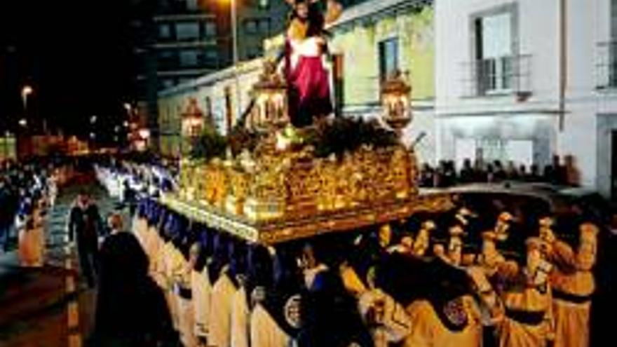 Las Tres Caídas y El Nazareno logran salir a la calle, con retraso