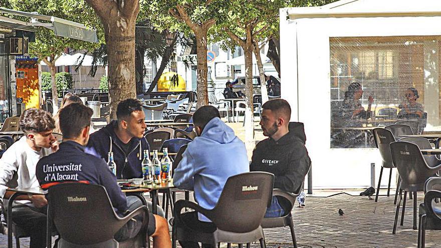 Clientes en una céntrica terraza de Orihuela.  | TONY SEVILLA