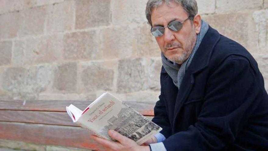 Gregorio González Olmos, sentado con su novela en la plaza de Santa Lucía.