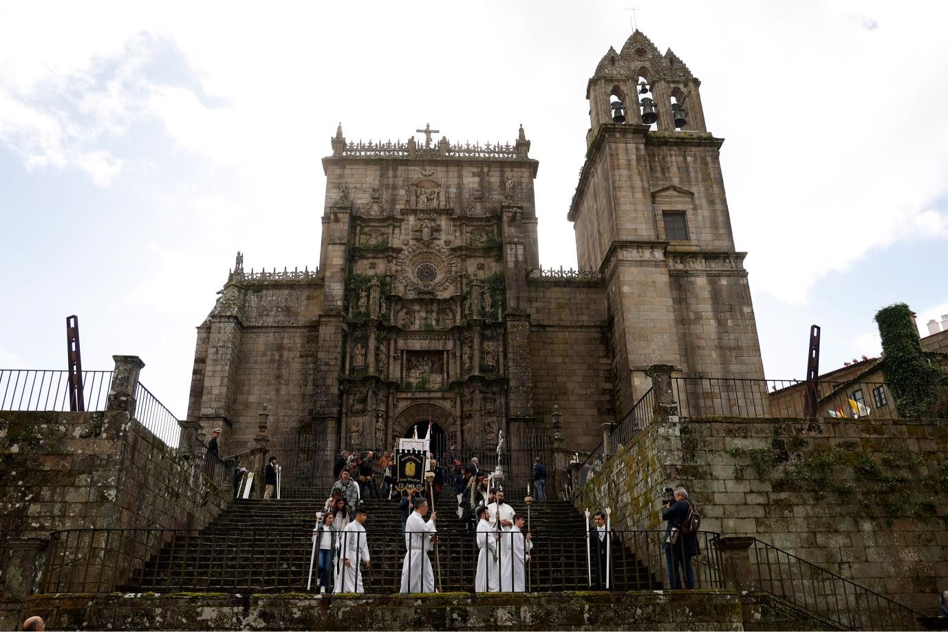 El Viático lleva la comunión a 6 enfermos: alfombrados florales y emoción en Pontevedra