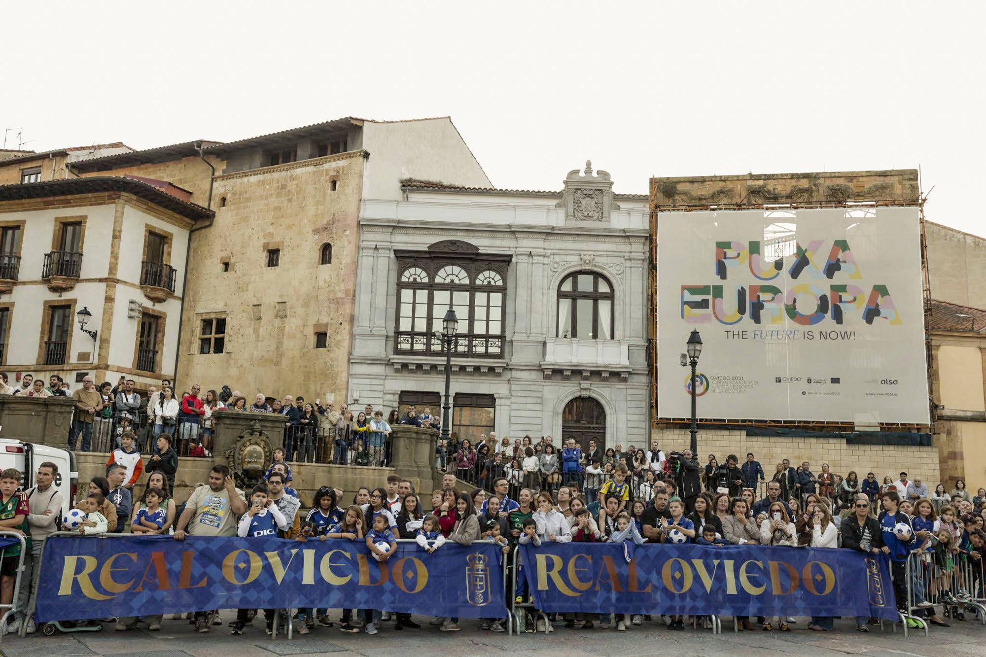 Locura azul en Oviedo: así fue la entrega de los nuevos coches a la plantilla en la plaza de la Catedral