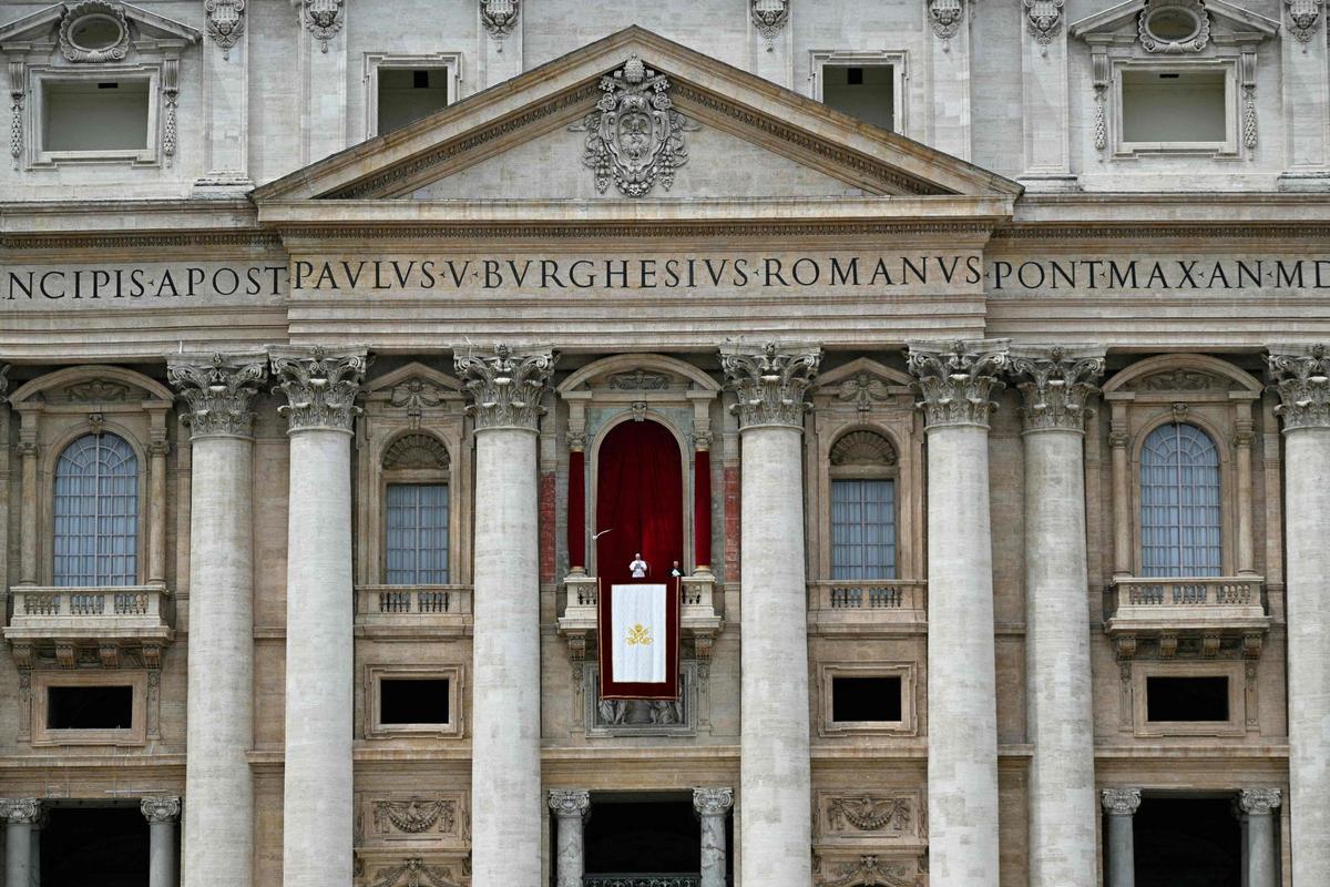El papa León XIV reza su primer Regina Caeli en la Basílica de San Pedro