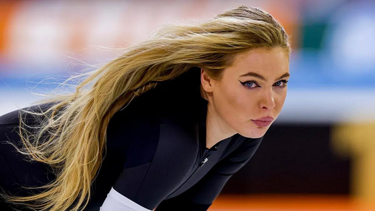 Jutta Leerdam se lleva un oro y un complemento exclusivo de Milán.