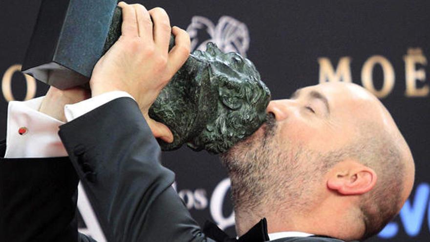 Javier Cámara besa su premio Goya.