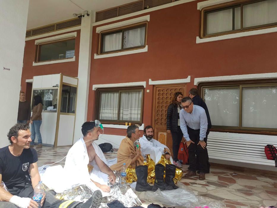 Diez rescatados y tres bomberos heridos en el incendio en una casa de La Chicharra