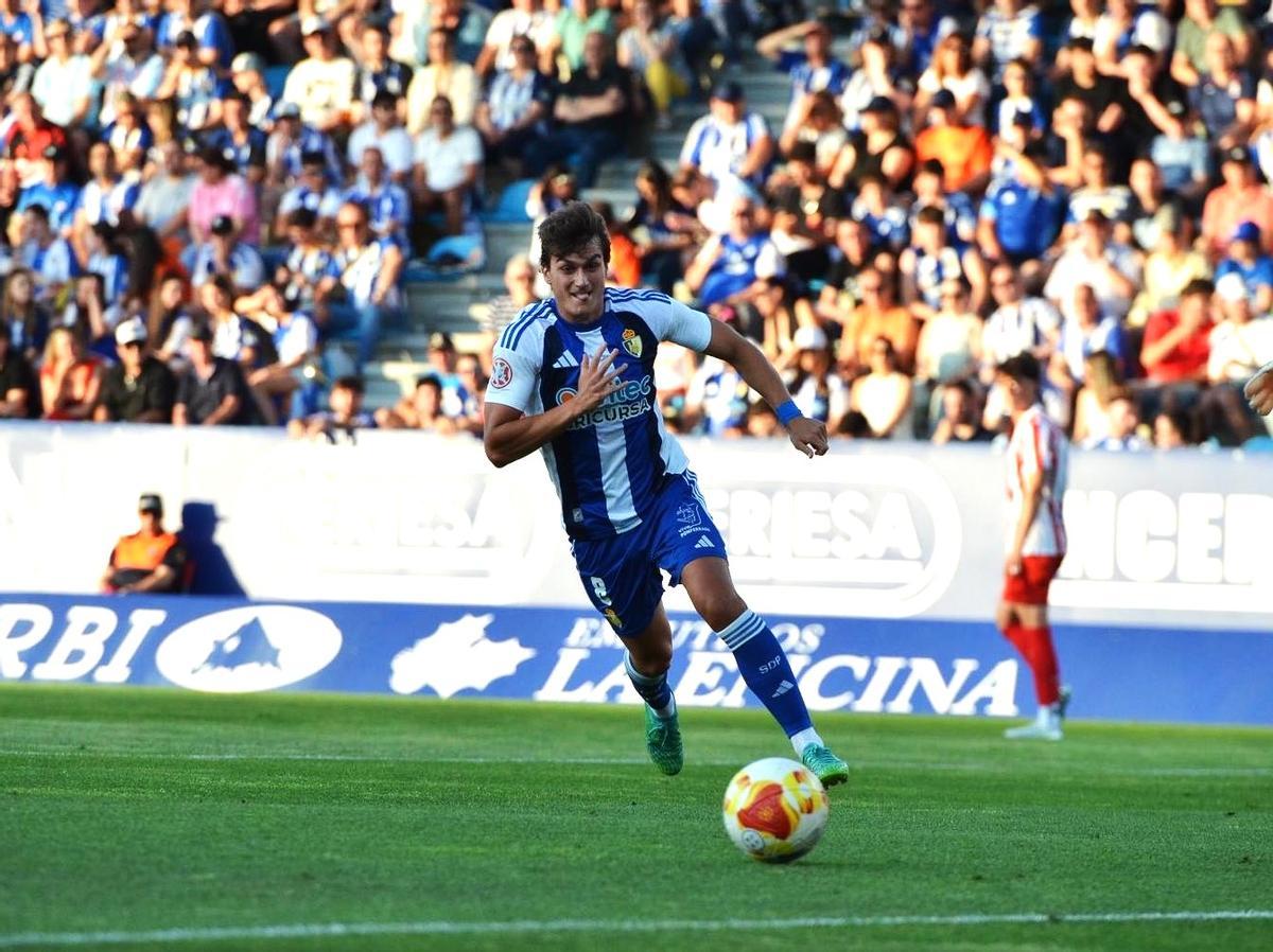 Slavi, durante la ida de semifinales del play-off de ascenso con la Ponferradina frente al Atleti B en El Torlín.