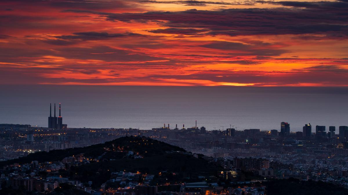 Cielo rojizo sobre Barcelona, el pasado marzo.