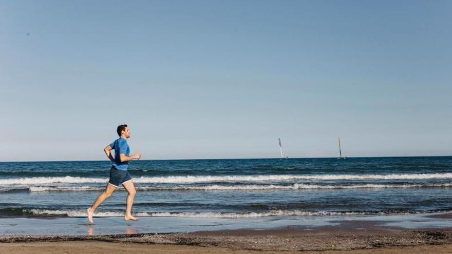 Fer esport a la platja pot acabar en lesió: els experts alerten dels riscos de córrer i caminar sobre la sorra
