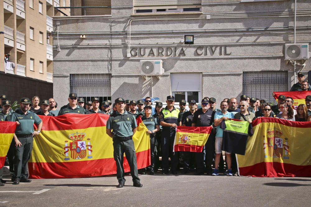 La Guardia Civil, agentes de la Policía Nacional y Local de Torrevieja protagonizaron una concentración de apoyo a la labor de las Fuerzas de Seguridad del Estado en Cataluña