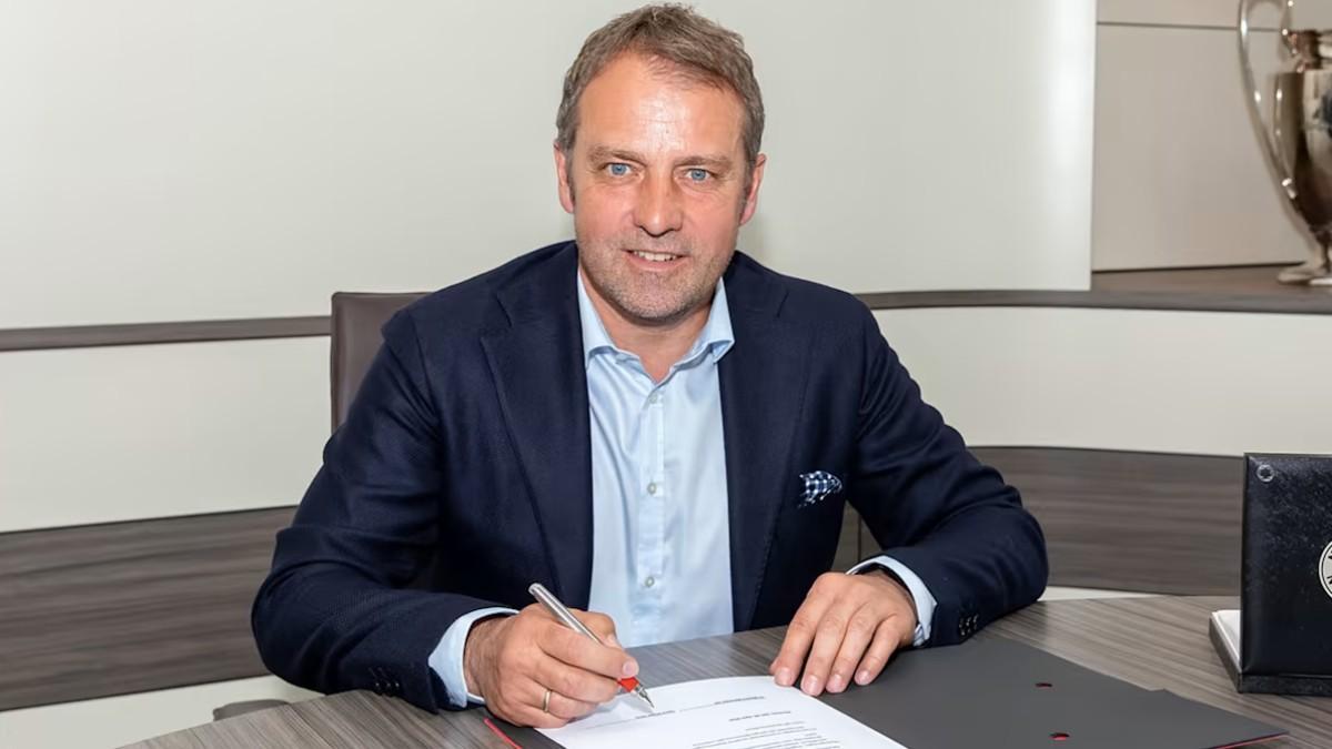 Hansi Flick, firmando su contrato con el Bayern