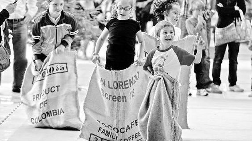 Niños participando en una carrera de sacos durante el festival de ayer en La Magdalena.