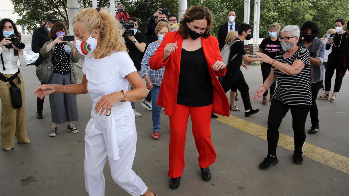 Colau baila con mujeres de la asociación Bon Pas de Ball, de Bon Pastor, este miércoles, durante una visita a la zona junto a la vicepresidenta Yolanda Díaz