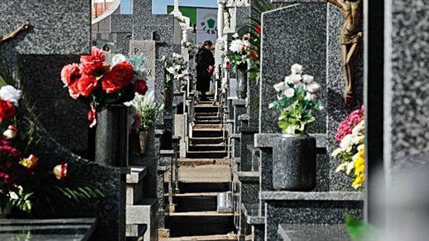 Detalle de un cementerio de la provincia con las tumbas cubiertas de flores en recuerdo de los difuntos .