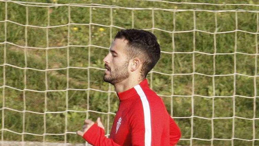 Rubén García corre en el entrenamiento de ayer en Mareo.