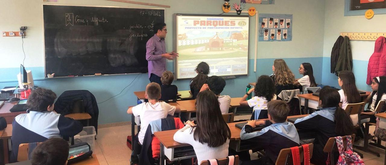 El concejal de Participación Ciudadana, Pablo Novo, en el colegio Santísima Trinidad-Amor de Dios, en Pinilla, explica a los alumnos el proyecto de “Soñando parques”. | Cedida