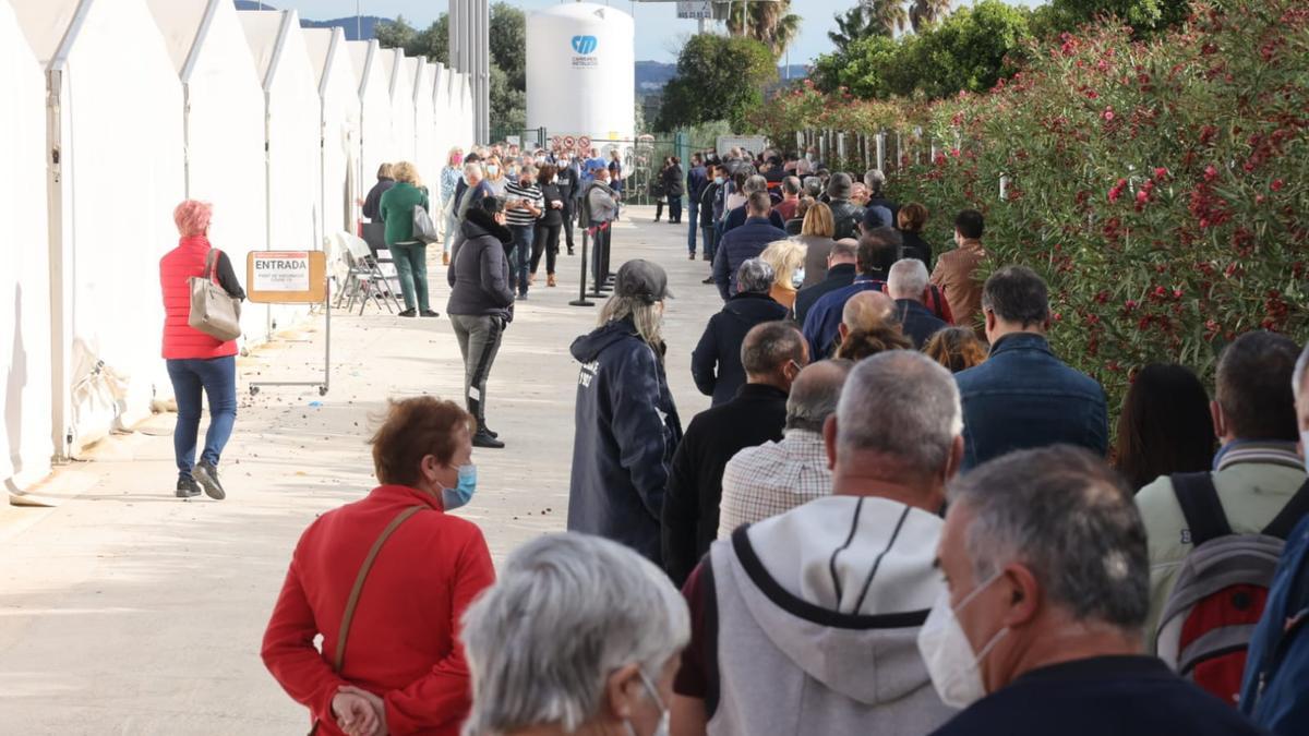 Largas colas para poder recibir la dosis de refuerzo en el hospital de campaña de Castelló.