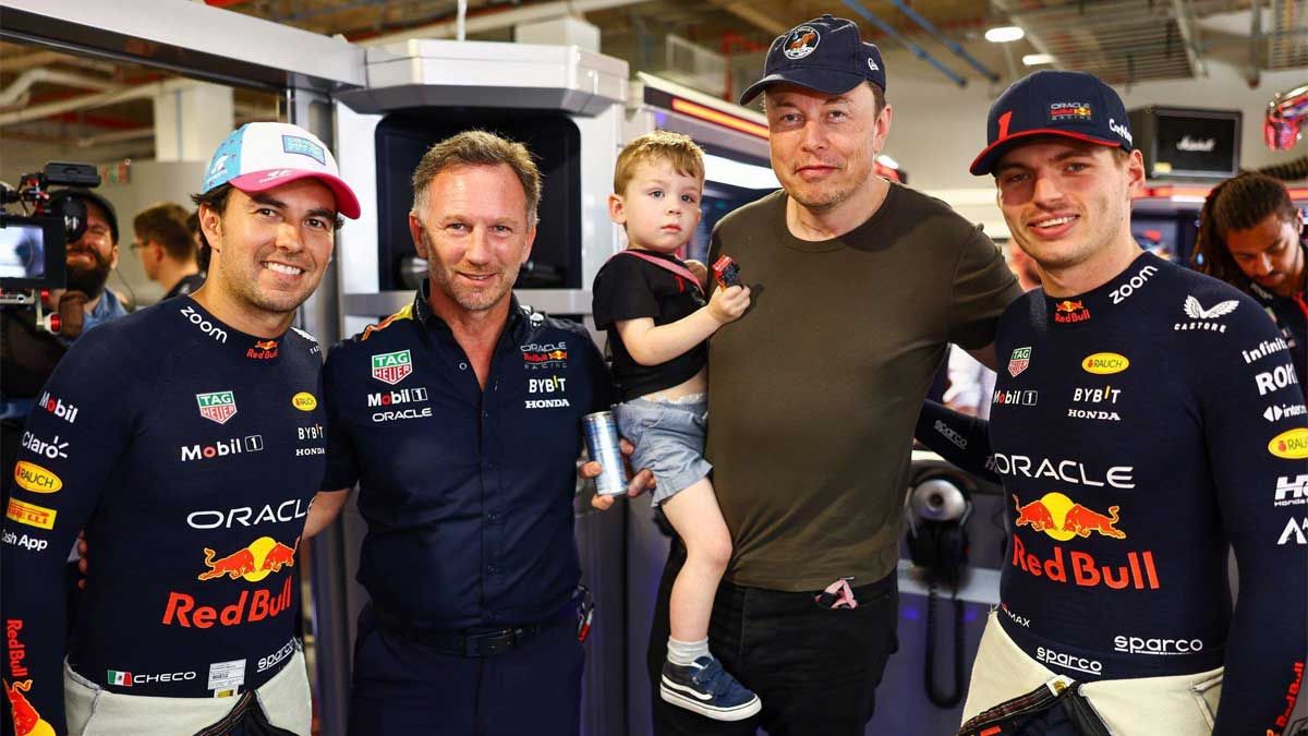 Elon Musk, con su hijo en brazos, ha posado con Checo, Horner y Verstappen en el box de Red Bull
