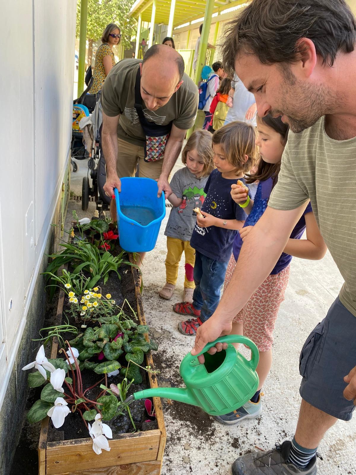 Jornada familiar organitzada  a l’escola Valldaura per plantar plegats les primeres plantes que van rebre