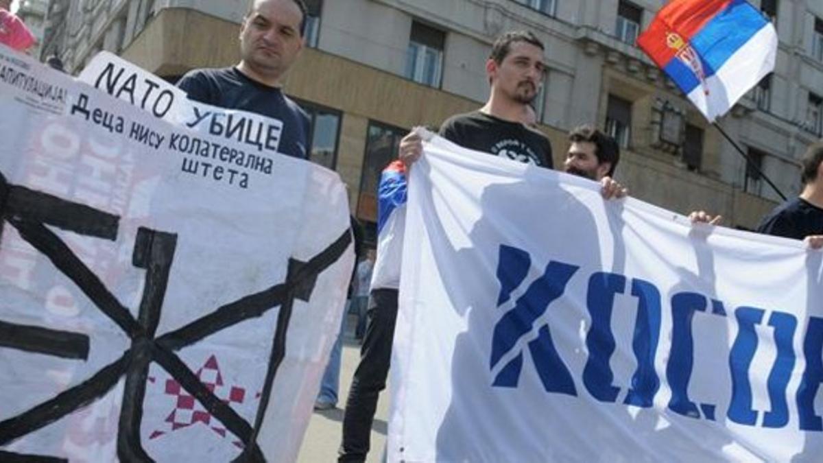 Manifestación de ultranacionalistas serbios, el domingo, en Belgrado.