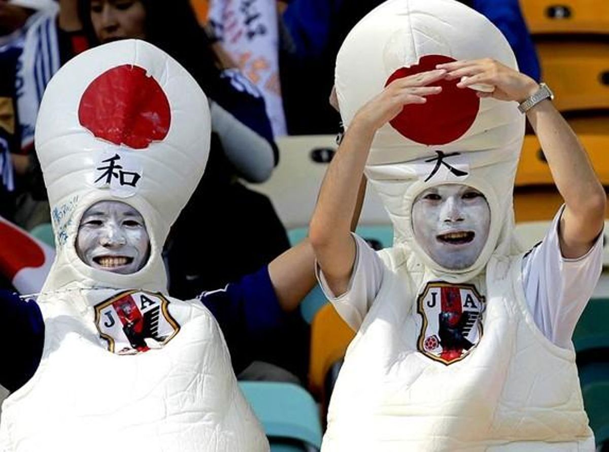 Dos seguidors japonesos, abans de la derrota davant Holanda.