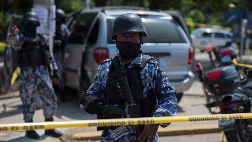 La policía mexicana precinta la escena de un tiroteo.