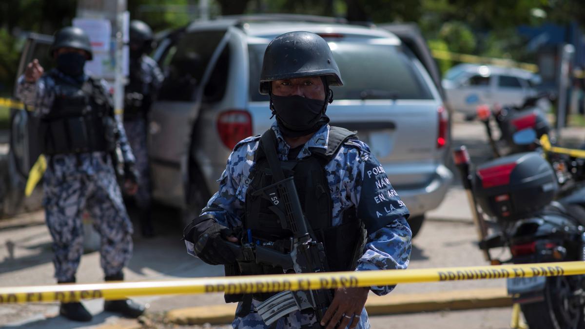 La policía mexicana precinta la escena de un tiroteo.