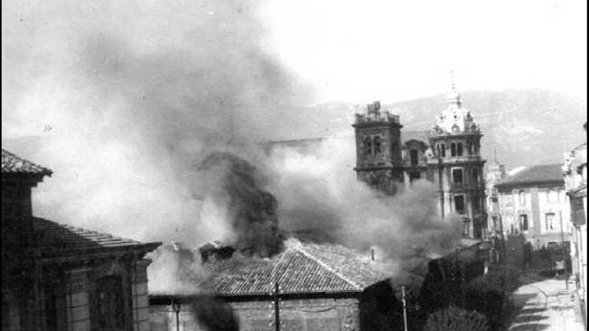 La fotografía del incendio en la Universidad de Oviedo publicada en el libro de Aurelio del Llano.