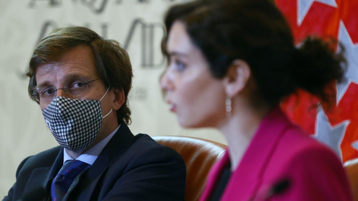 El alcalde de la capital, José Luis Martínez-Almeida, y la presidenta de Madrid, Isabel Díaz Ayuso, durante la firma de un protocolo de colaboración por el jubileo de San Isidro.