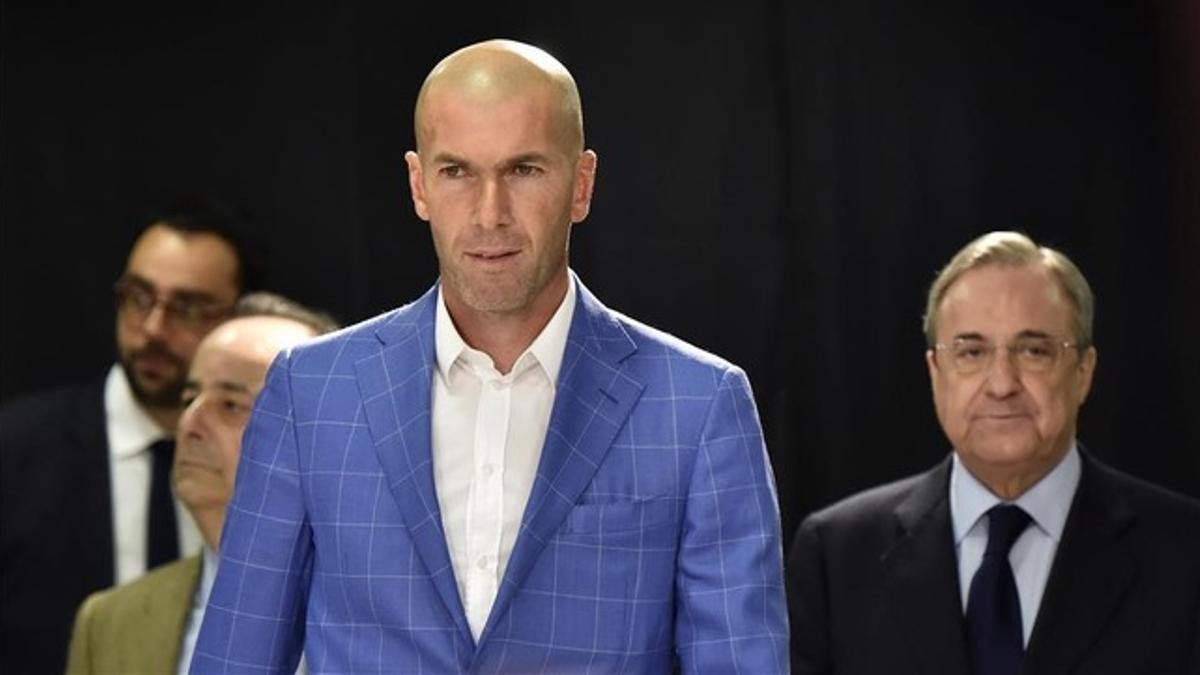 El nuevo técnico blanco, Zinedine Zidane, delante de Florentino Pérez.