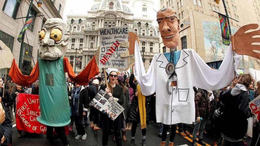 Protestas en Filadelfia, durante una visita de Trump, en defensa de la reforma sanitaria de Obama. // Reuters