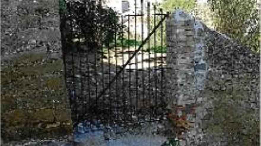 Els horts són en un solar de les Saleses, darrere la porta de ferro