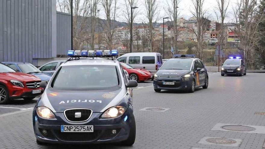 Llegada de los agentes detenidos al edificio judicial el pasado domingo. // Jesús Regal