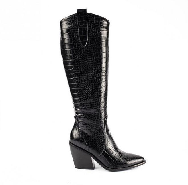 Botas negras 'cowboy' de Azarey Shoes. (Precio: 74,99 euros)