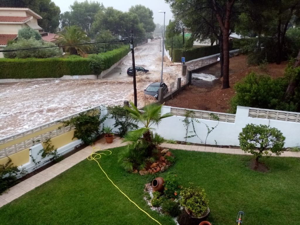 Benicàssim ahogada por el temporal, foto a foto