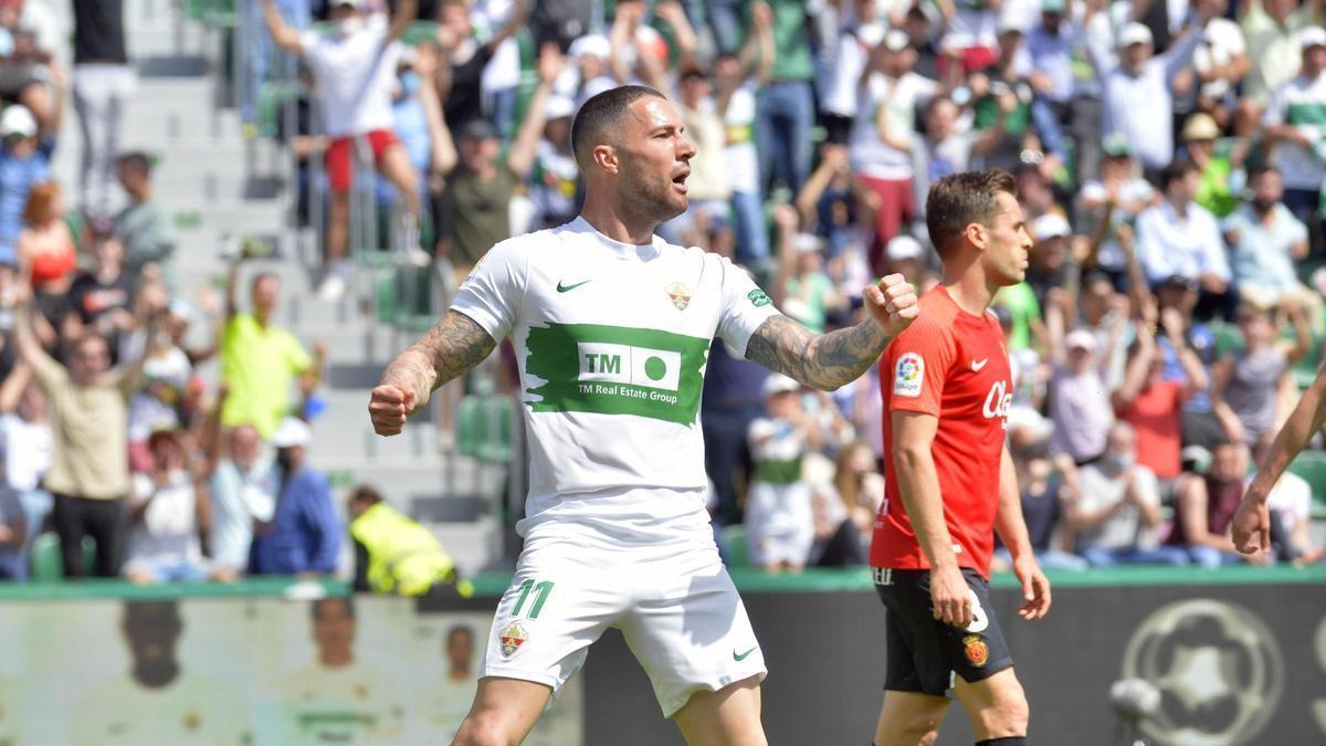 Tete Morente celebra una acción, con Oliván a su lado, en el partido contra el Mallorca en 2022.