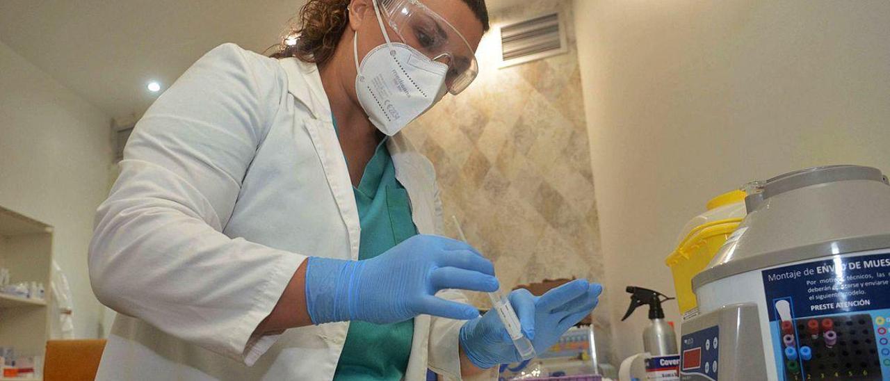 Susana Fernández, de Galea, ayer en las instalaciones de la clínica en Vilagarcía.