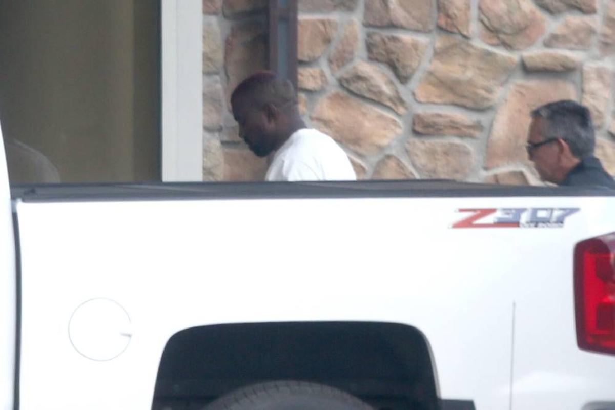 Kanye West recibe a los médicos y 'paparazzi' en su casa