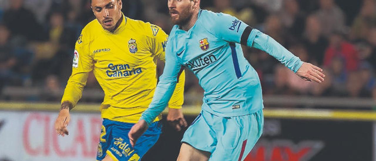 Leo Messi, uno de los grandes atractivos de LaLiga, en su última aparición por el Estadio de Gran Canaria, seguido de cerca por Ximo Navarro.