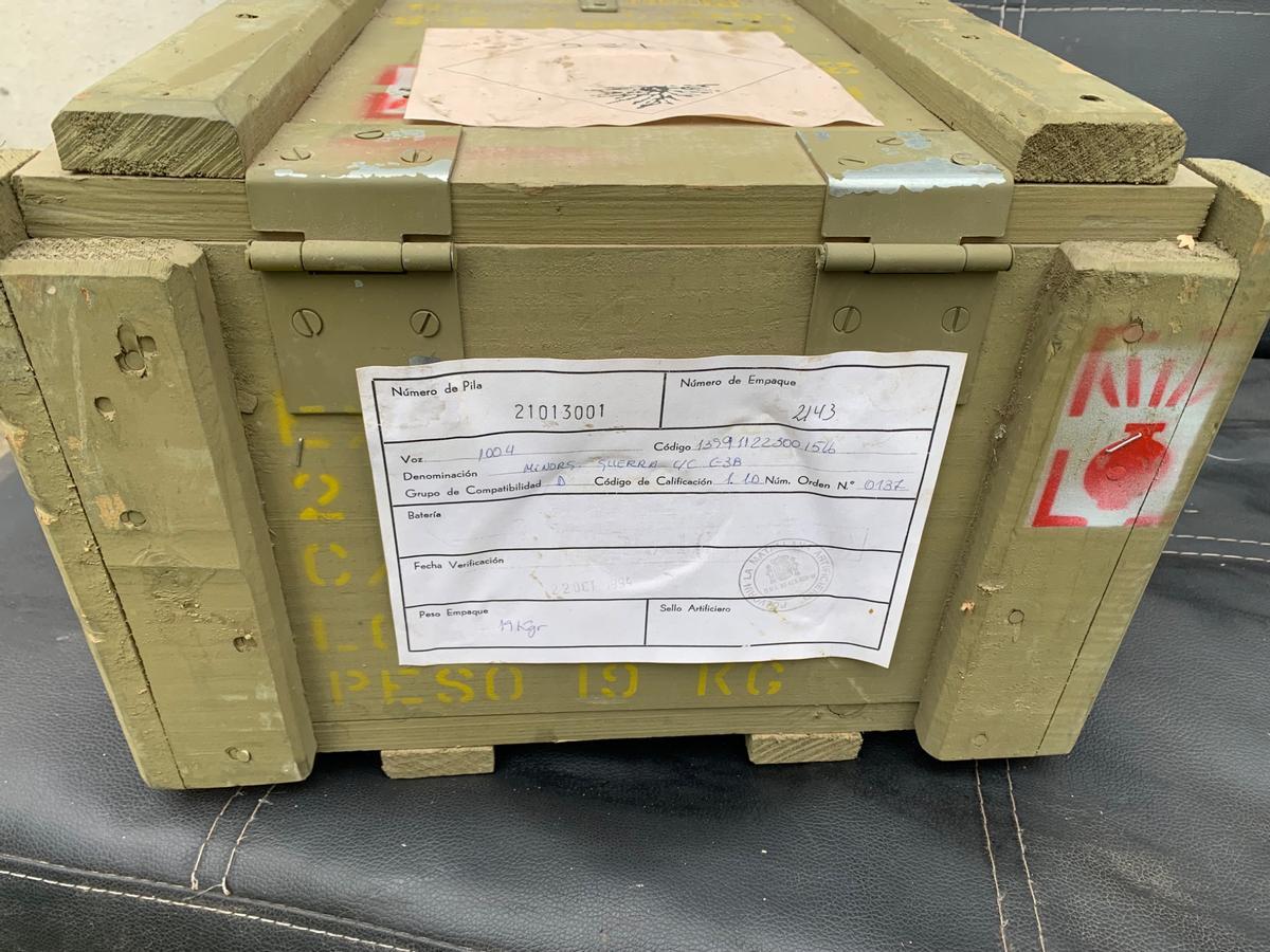 Caja de minas españolas vacía, ofrecida en un mercadillo militar ucraniano.