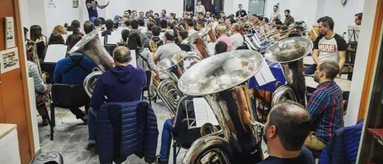 Ensayo en la sede de la Agrupación Musical Los Silos.