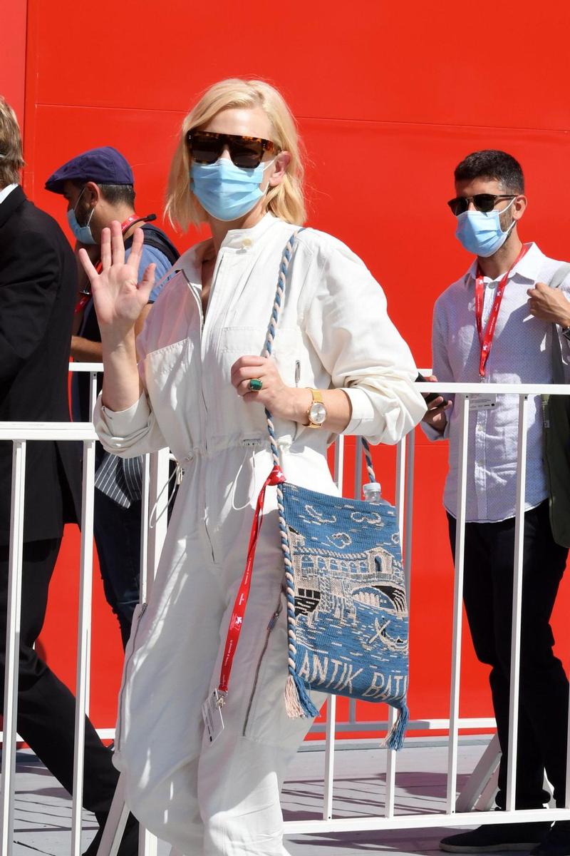 Cate Blanchett, con bolso de Antik Batik