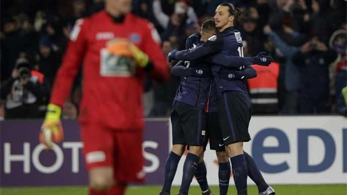 Ibrahimovic, celebrando con sus compañeros el gol de la victoria