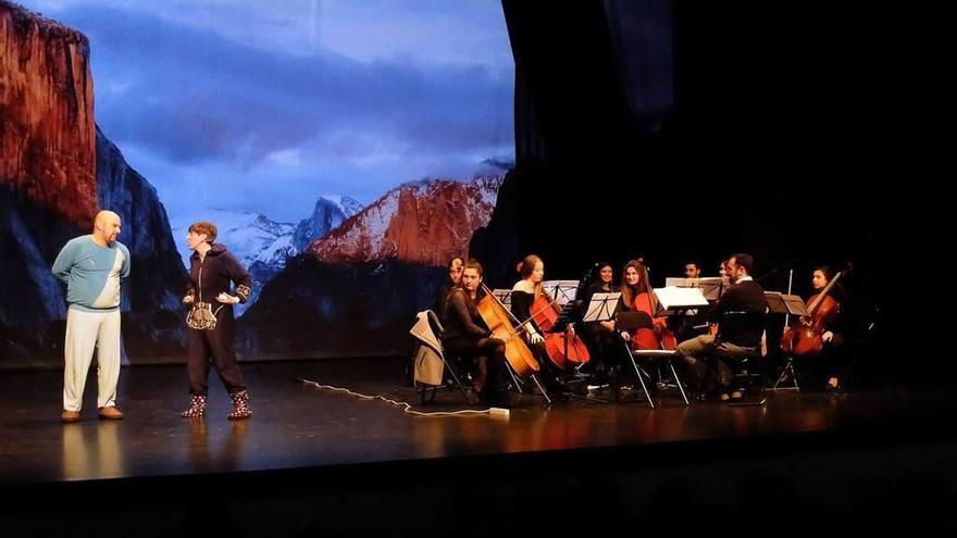El concierto didáctico celebrado ayer en el teatro de La Felguera.