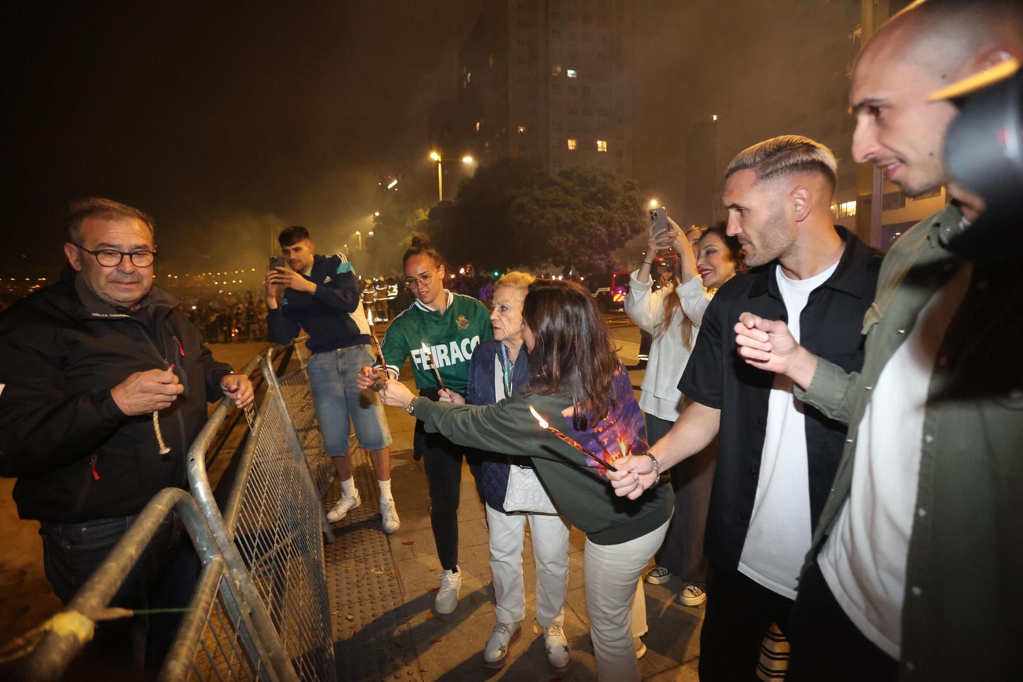 Arde la falla del San Juan de A Coruña con Dépor, Leyma y Luisa Villalta como protagonistas