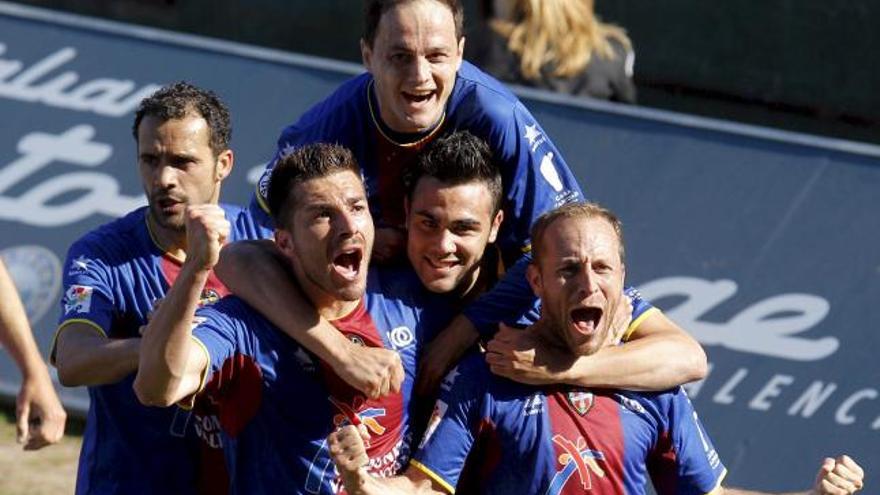 El jugador del Levante, Juanlu (d), celebra junto a sus compañeros el segundo gol marcado al Hércules durante el partido de la jornada trigésima segunda de la Liga de Fútbol de Primera División que disputan esta tarde en el estadio Ciudad de Valencia.