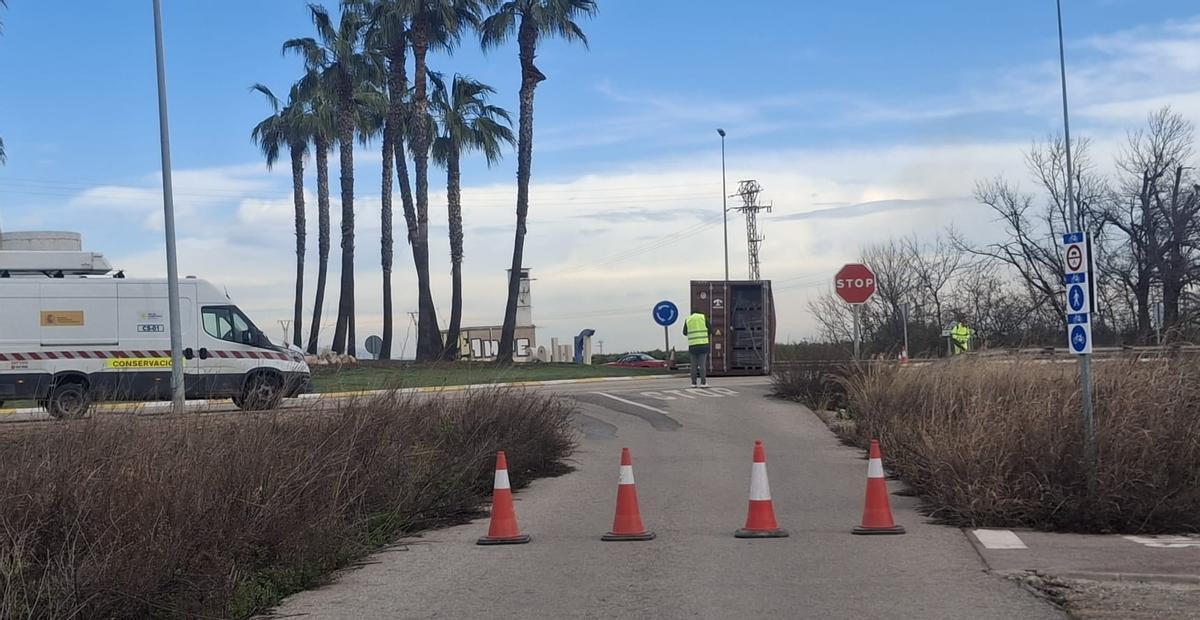Imagen del camión volcado en la rotonda.